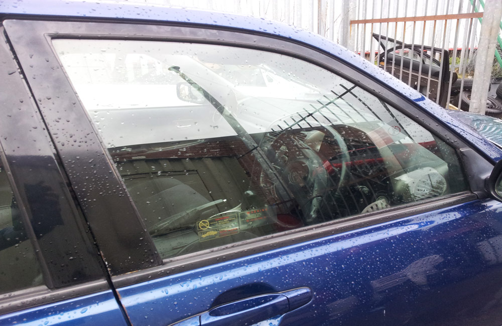 Lexus IS 200 SE Door window glass driver side front